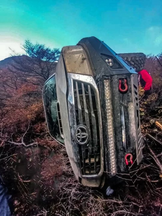Camioneta Toyota Hilux volcada al costado de la Ruta 40 en Santa Cruz