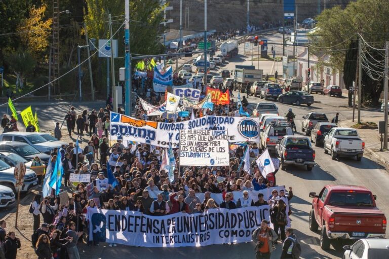 Docentes universitarios en asamblea