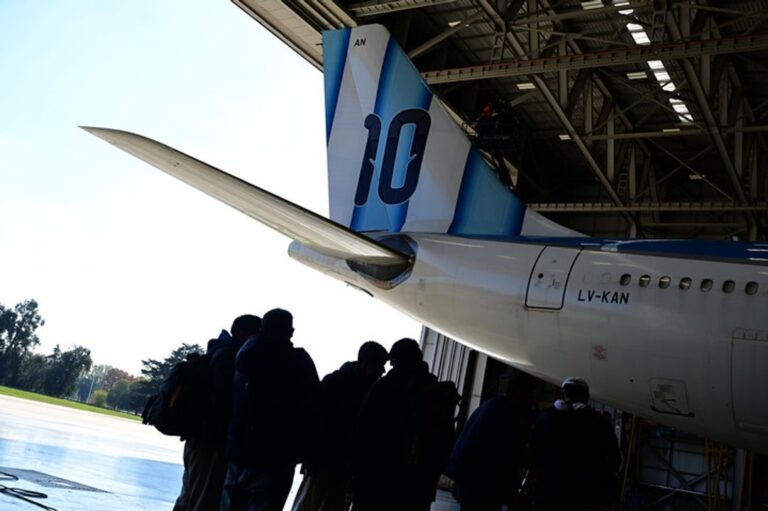 Avión de Aerolíneas Argentinas con diseño temático de la Selección argentina en hangar de Ezeiza