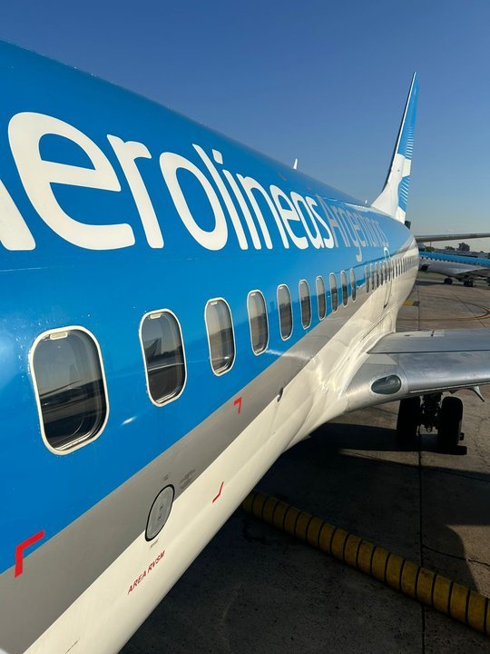 Avión de Aerolíneas Argentinas en pista de aterrizaje