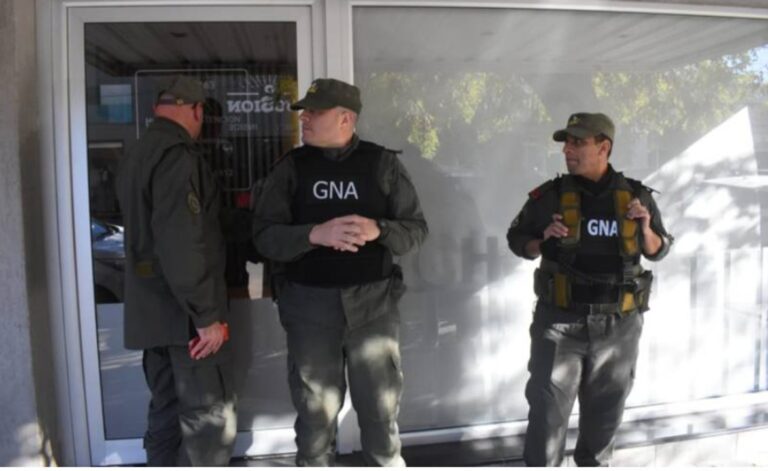 Operativo de Gendarmería Nacional en un estudio contable en Trelew, Chubut