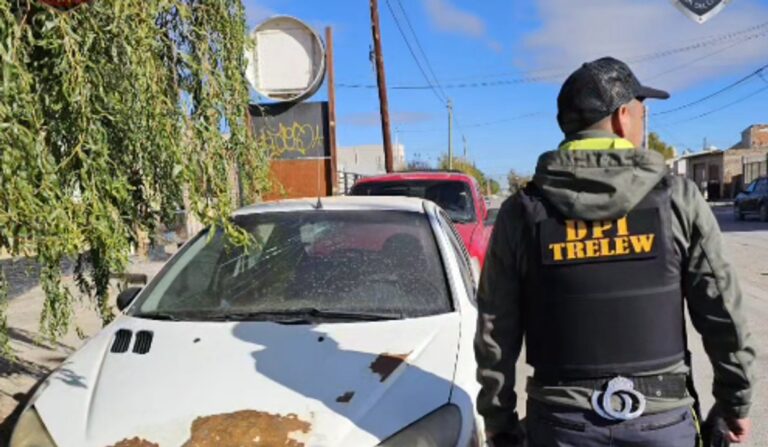 Policía durante allanamiento en vivienda de Trelew, Chubut