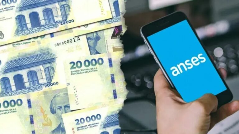 Persona mayor revisando documentos financieros en una mesa