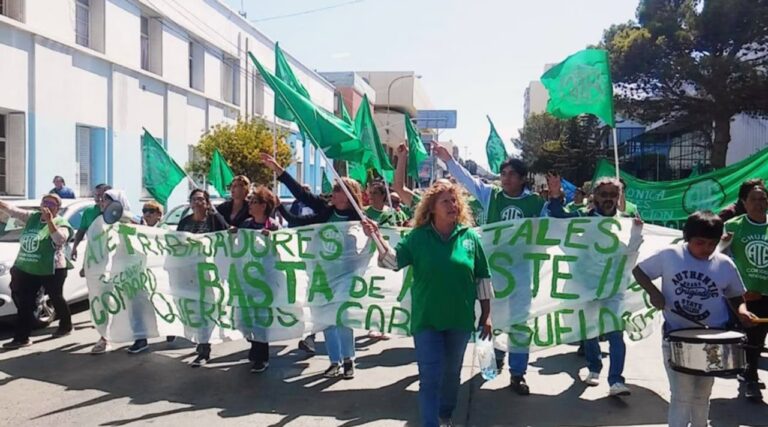 Trabajadores estatales de Chubut en asamblea durante reclamo salarial