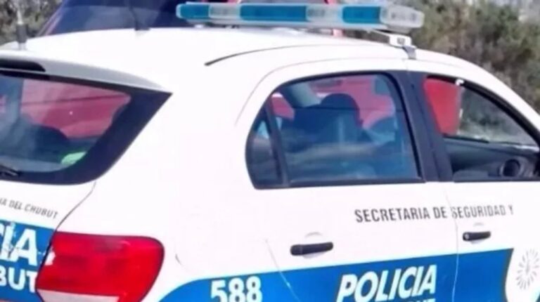 Ambulancia en la intersección de calles La Nueva Provincia y Crónica en Comodoro Rivadavia