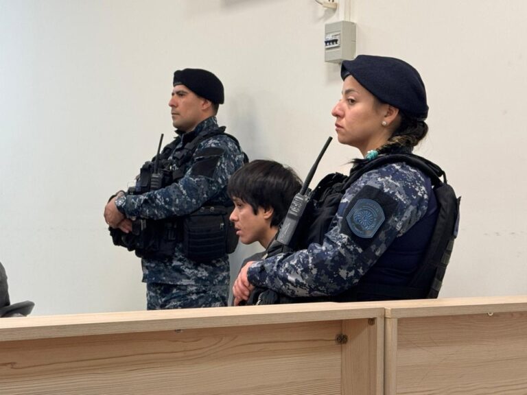 Fachada del edificio judicial de Comodoro Rivadavia durante la audiencia del caso Ángel López