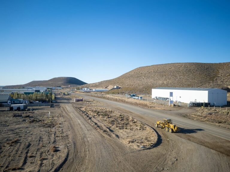Máquina motoniveladora realizando tareas de mantenimiento vial en un barrio de Comodoro Rivadavia