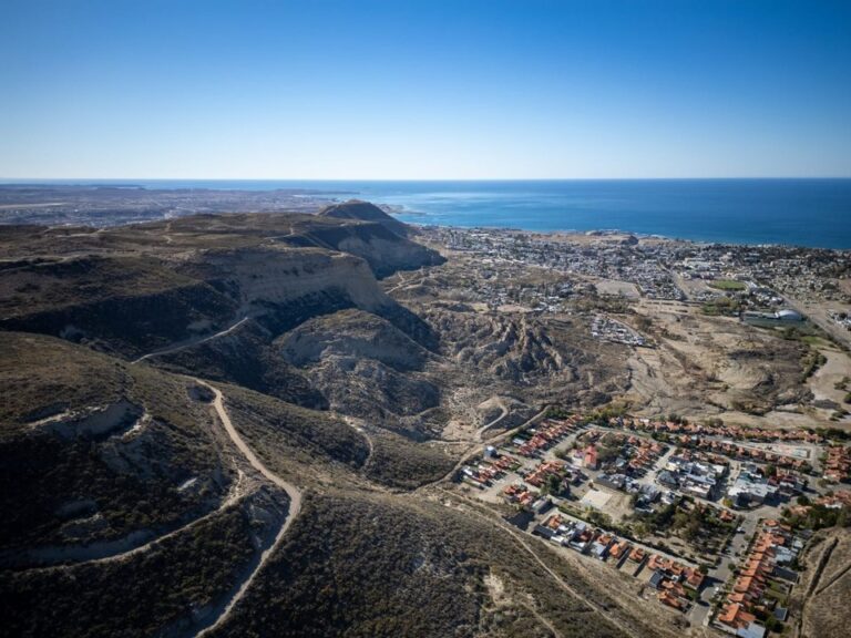 Vista del Cerro Hermitte y el barrio Médanos en Comodoro Rivadavia, Chubut