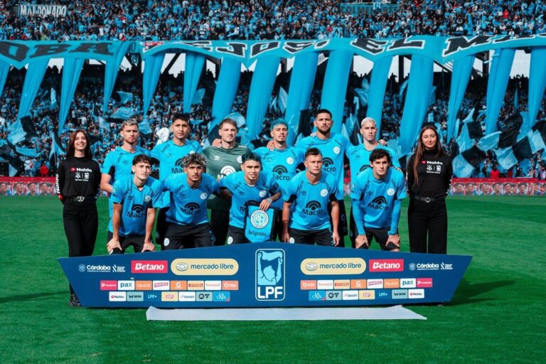 Jugadores de Belgrano de Chubut celebrando la victoria con el trofeo de campeón