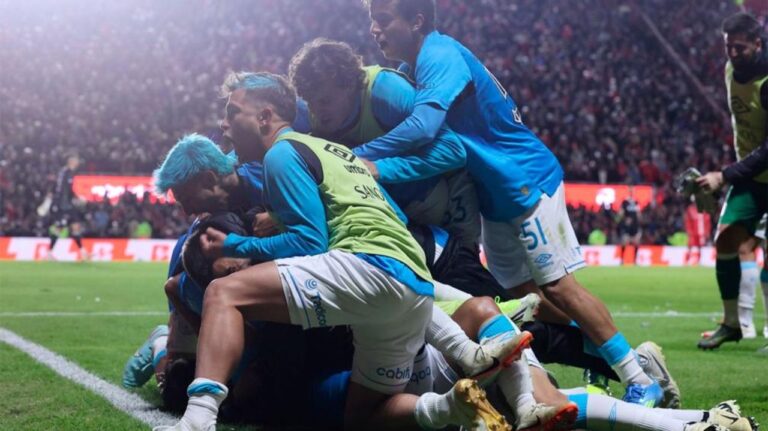 Jugadores de Belgrano celebrando la clasificación a la final del Torneo Apertura
