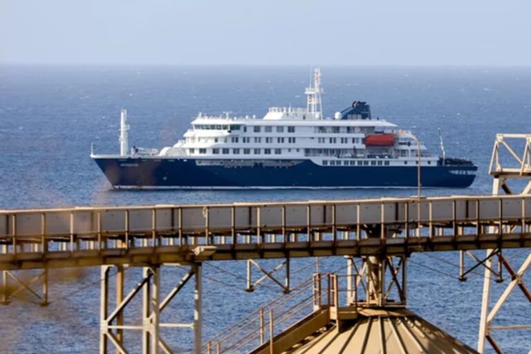 Crucero MV Hondius en puerto de Tenerife durante operativo sanitario por brote de hantavirus