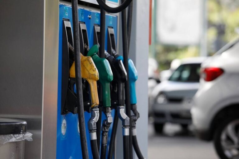 Estación de servicio en Comodoro Rivadavia con automóvil cargando combustible