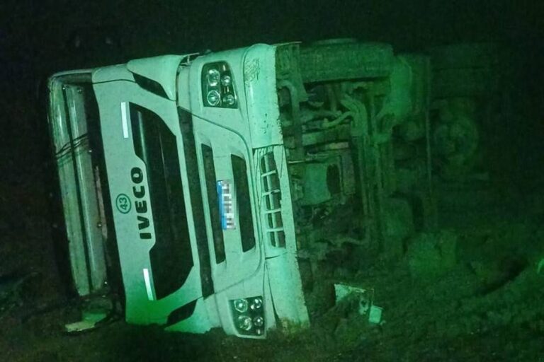 Camión volcado en la Ruta Nacional Nº 3 cerca de Garayalde