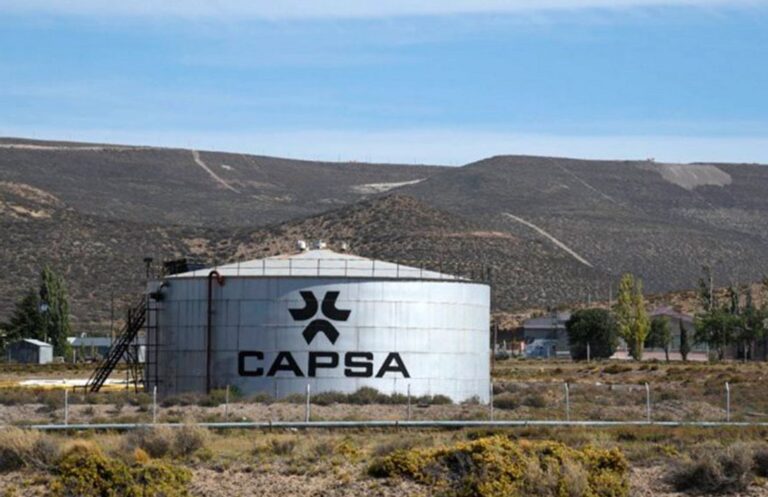Torre de perforación petrolera en la Cuenca del Golfo San Jorge, Chubut