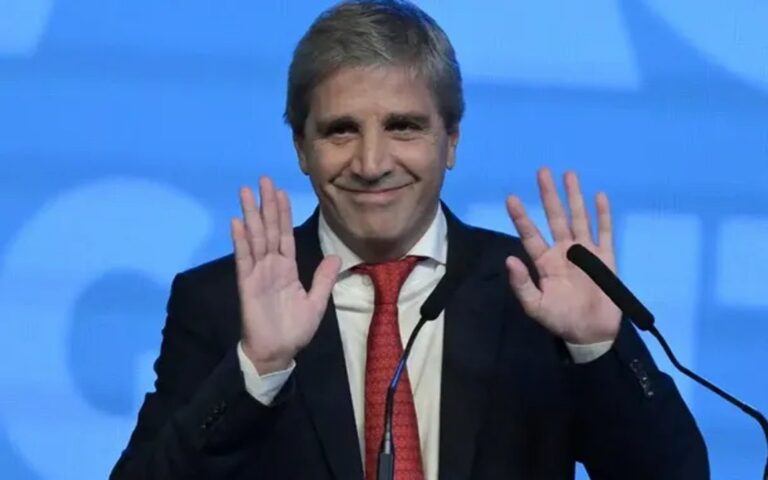 Luis Caputo, ministro de Economía, durante una conferencia de prensa