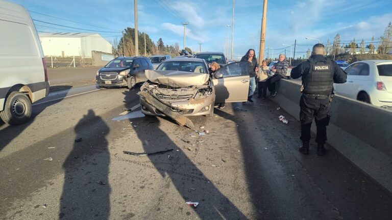 Tres vehículos involucrados en un accidente de tránsito en la avenida Hipólito Yrigoyen de Comodoro Rivadavia