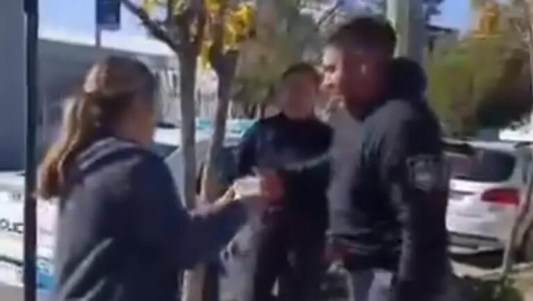 Entrega de choripán y bebida a trabajadores en la vereda de una despensa del barrio Bouquet Roldán, Neuquén, el 1° de mayo