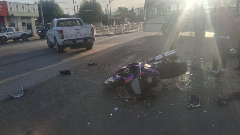 Moto sobre pavimento tras choque en Avenida Roca de Comodoro Rivadavia