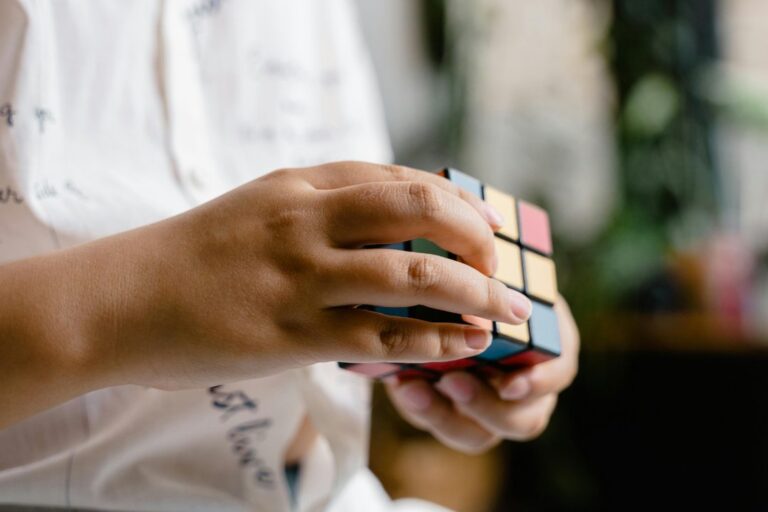 Competidor resolviendo un Cubo Rubik durante una demostración en Comodoro Rivadavia