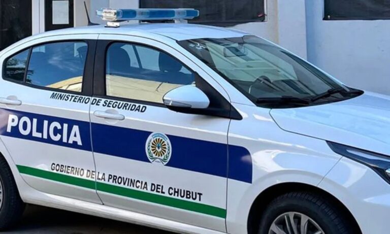 Policía en la calle Raúl Cerco del barrio Eva Perón de Comodoro Rivadavia