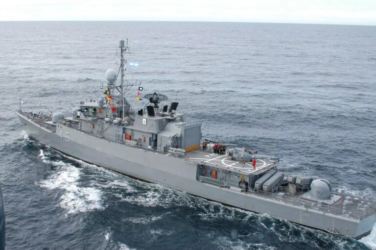 Corbeta ARA Robinson atracada en el muelle de Puerto Madryn