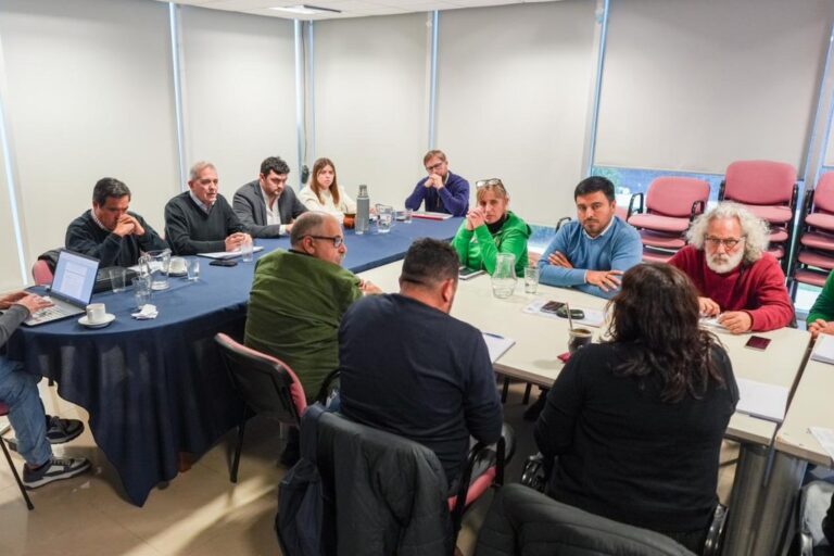 Reunión paritaria de auxiliares docentes en la Administración de Vialidad Provincial de Chubut