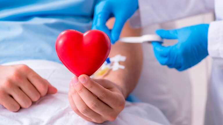 Personal de salud realizando un hisopado bucal para registro de donante de médula ósea en Chubut