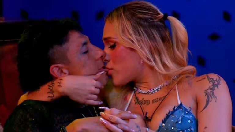 Danelik Galazán y Brian Sarmiento abrazándose y besándose en el estudio de La Cumbre