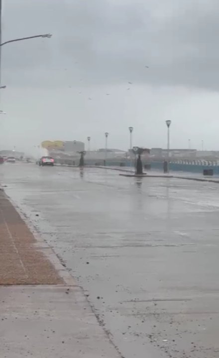 Vista de calles anegadas en Comodoro Rivadavia durante las lluvias