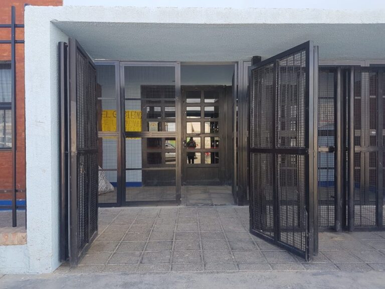 Fachada de la Escuela N° 738 Dr. Pastor Schneider en Comodoro Rivadavia