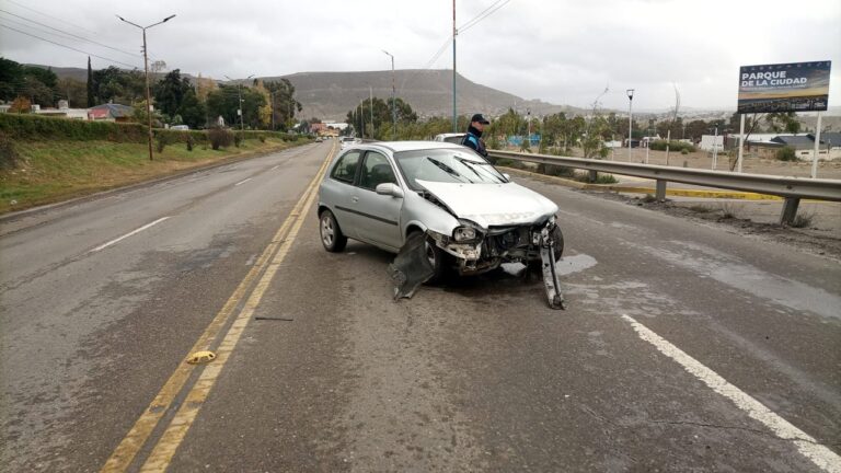 Vehículo accidentado en la curva del Chalet Huergo, Comodoro Rivadavia