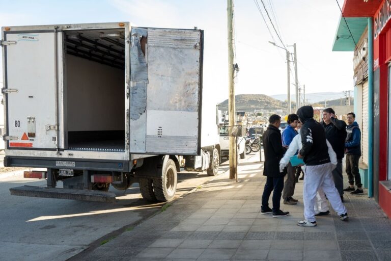 Camión de transporte de carne durante control municipal en Comodoro Rivadavia