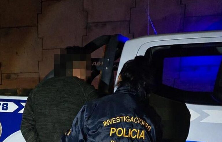 Efectivos policiales durante un operativo de detención en la vía pública