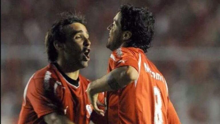 Facundo Parra y Hernán Fredes, exjugadores de Independiente, durante un partido