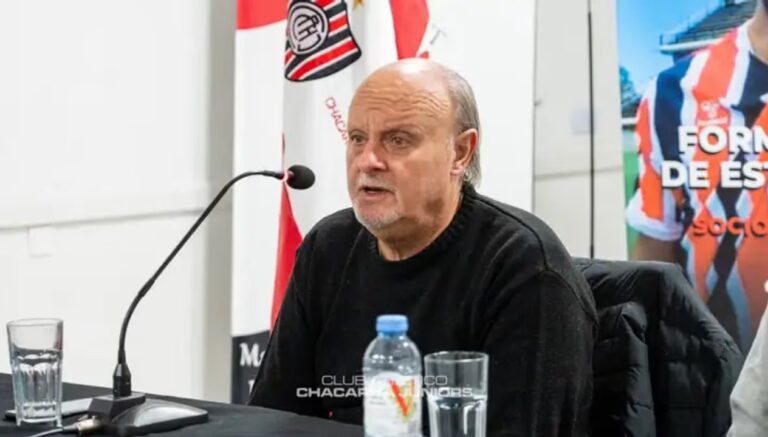 Néstor Di Pierro, presidente de Chacarita, en conferencia de prensa