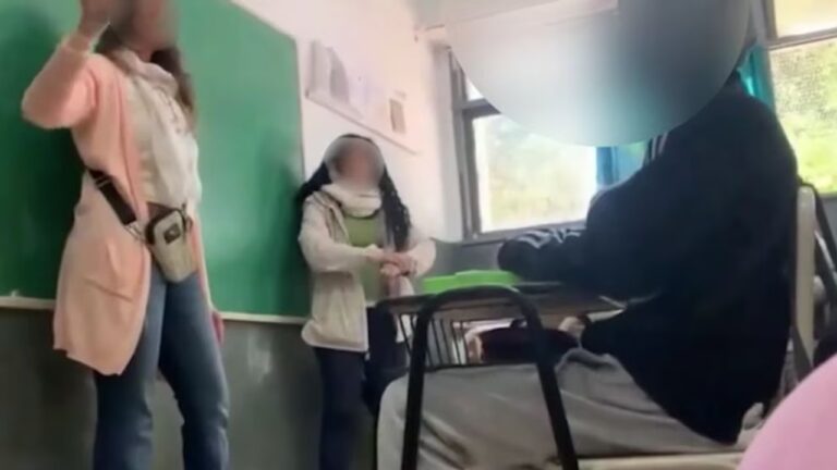 Aula de escuela en Río Negro con bancos y alumnos