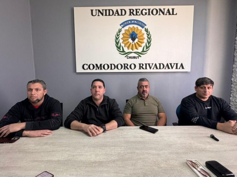 Vehículo policial en la intersección de Vuelta de Obligado y La Prensa, Comodoro Rivadavia