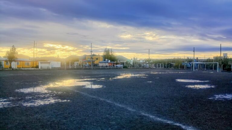 Cancha de fútbol inundada por lluvia en Comodoro Rivadavia