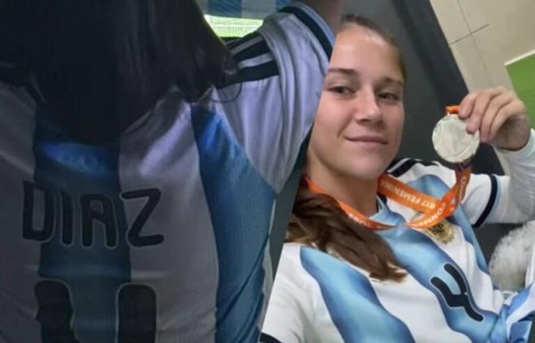 Emma Díaz celebrando la medalla de plata con la Selección Argentina Sub-17