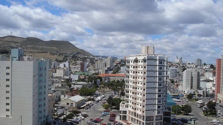 Cielo parcialmente nublado sobre la costa de Comodoro Rivadavia