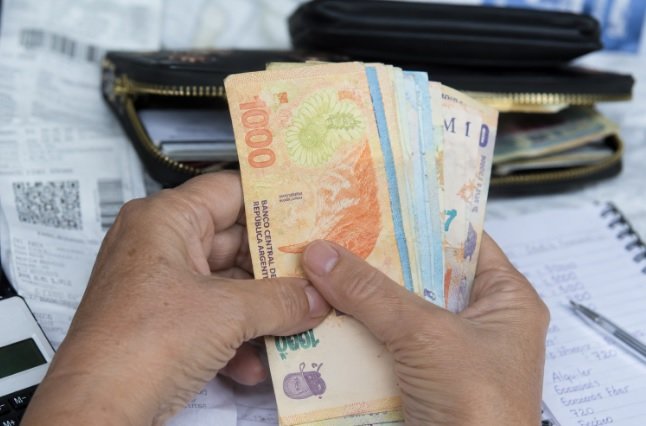 Gráfico de barras que muestra la percepción de pérdida de poder adquisitivo y aumento de deudas en trabajadores argentinos