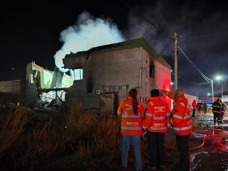 Equipos de emergencia trabajan en el lugar de la explosión e incendio en Perito Moreno