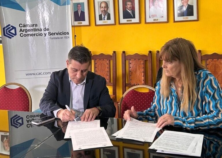 Firma del convenio entre la Facultad de Ciencias Económicas y la CICECH