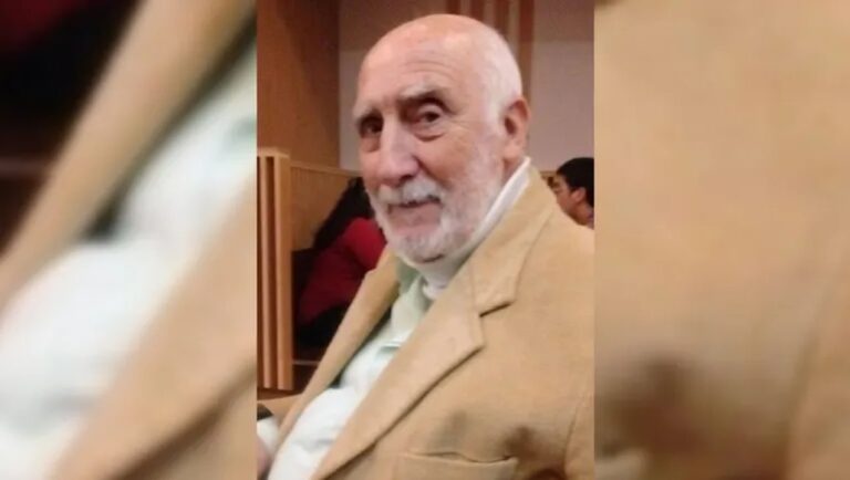 Rolando Juan de Dios frente a un micrófono de radio, con expresión serena