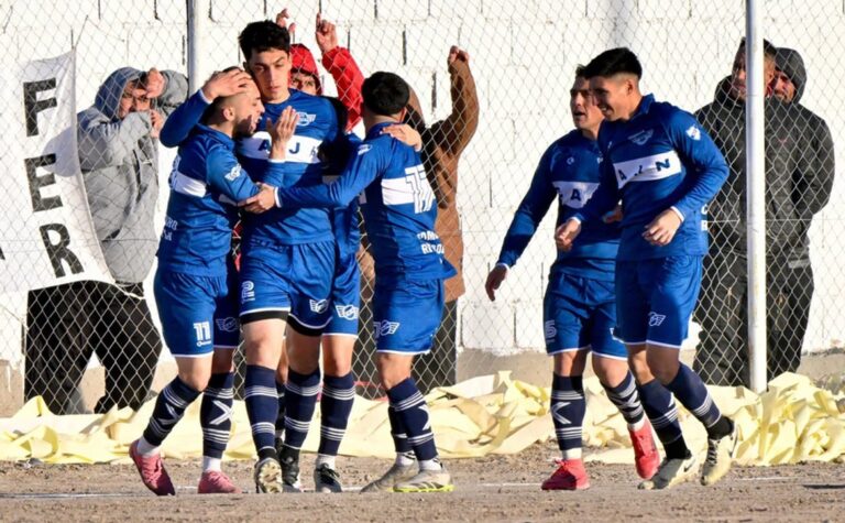 Jugadores de Jorge Newbery celebrando el gol de Fausto Viegas