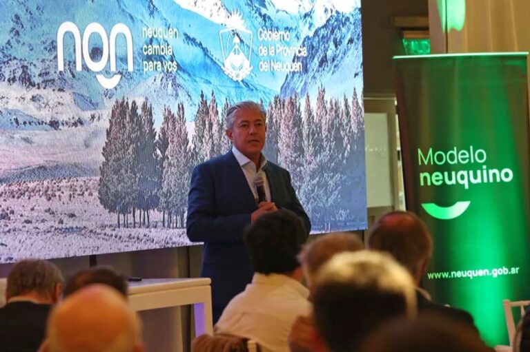 Gobernador Rolando Figueroa hablando en la cena de la Unión Empresarios Neuquinos en el Club Alemán de Neuquén