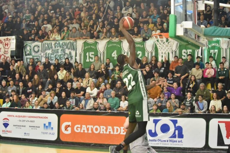 Partido de básquet entre Gimnasia de Comodoro y Ferro Carril Oeste