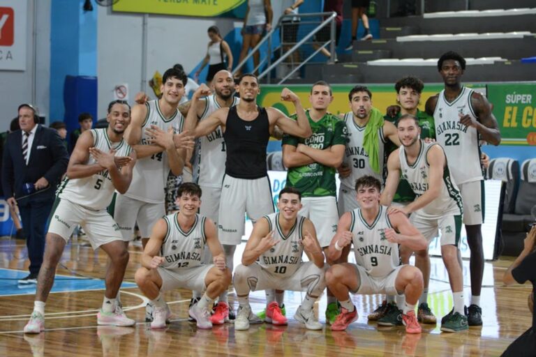 Partido de básquet entre Gimnasia de Comodoro e Independiente de Oliva en el Socios Fundadores