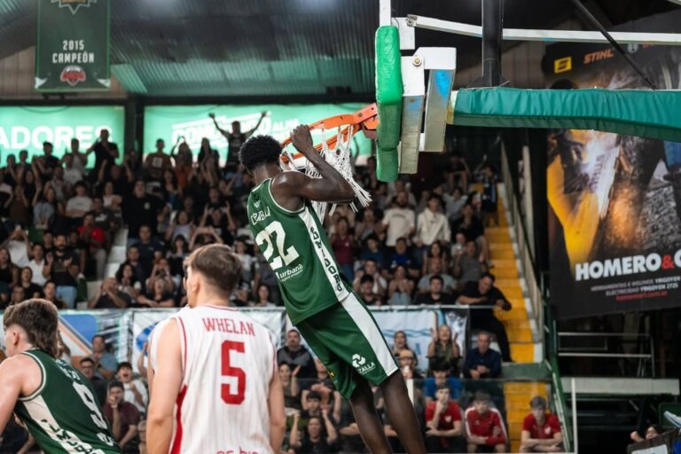 Partido de básquetbol de Gimnasia de Comodoro en el estadio Socios Fundadores