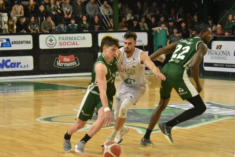 Partido de básquet entre Gimnasia y Ferro en el Socios Fundadores